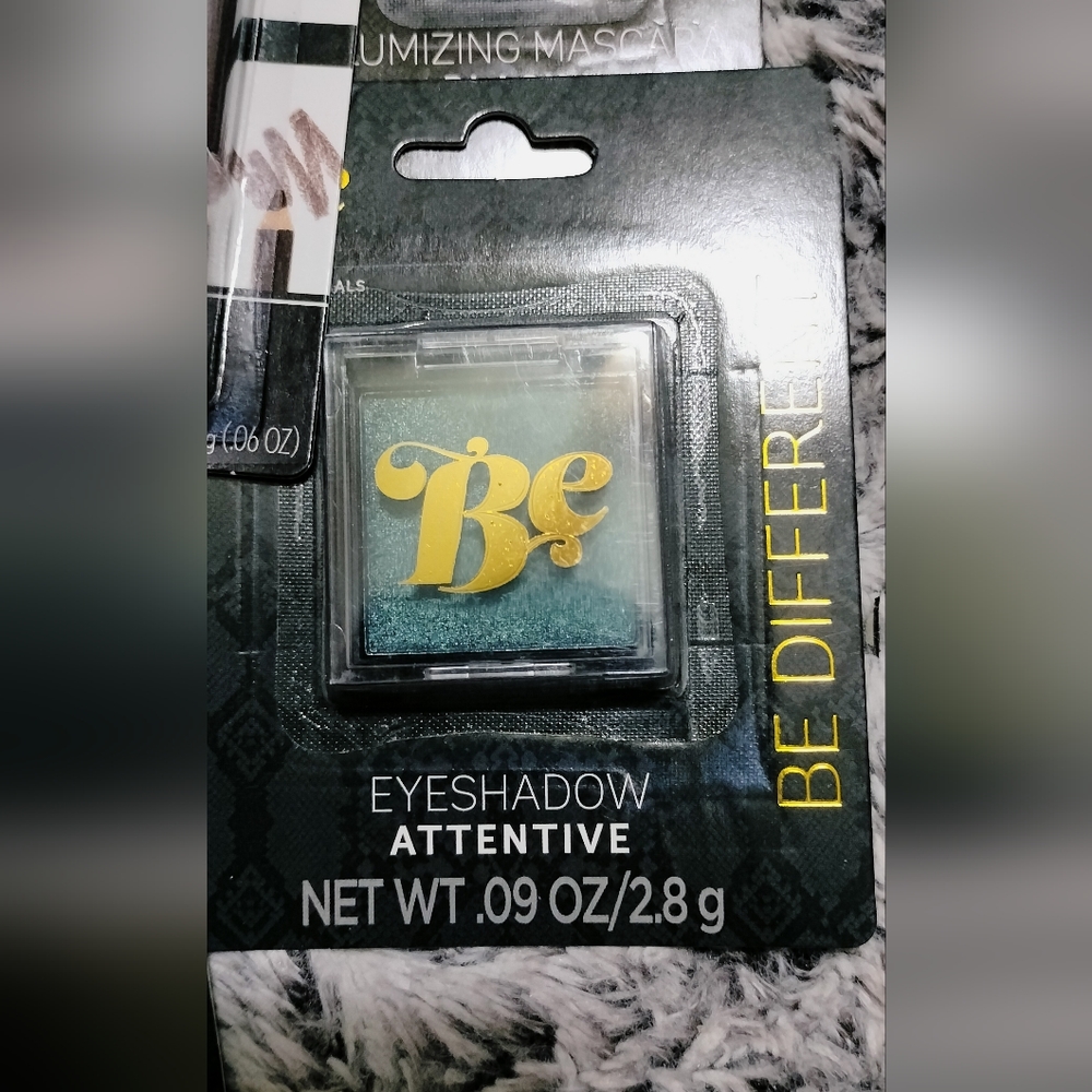 Make-Up Bundle - Picture 5 of 6